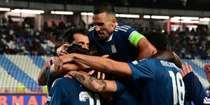 Οι παίκτες της εθνικής πανηγυρίζουν την τεράστια νίκη στη Σερβία
