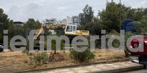 Τροχαίο στη λεωφόρο Βουλιαγμένης -Εκσκαφέας έπεσε από νταλίκα