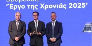 κ. Κωνσταντίνος Μακέδος, Πρόεδρος Επιστημονικής Επιτροπής που ανέδειξε το Πάτρα-Πύργος ως Έργο της Χρονιάς, Πρόεδρος του ΤΜΕΔΕ, κ. Χρήστος Καραδήμας, Πρόεδρος & Διευθύνων Σύμβουλος ΟΛΥΜΠΙΑ ΟΔΟΣ. Α.Ε., κ. Νίκος Καραγιάννης, Δημοσιογράφος & Ιδρυτής του Ypodomes.com