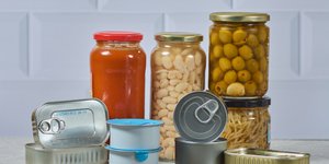 Τρόφιμα σε βάζα και κονσέρβες