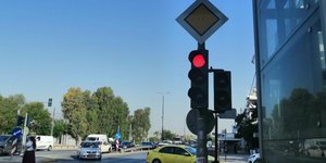 Φωτεινός σηματοδότης σε κεντρικό δρόμο της Αθήνας 