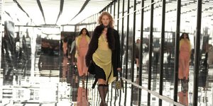 Παστέλ, boho και μινιμαλισμός: Τι προτείνουν Fendi, Etro και Jil Sander για το επόμενο καλοκαίρι