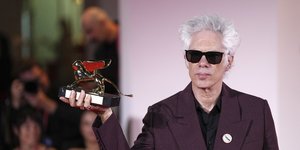 Ο σκηνοθέτης Τζιμ Τζάρμους (Jim Jarmusch) κέρδισε τον Χρυσό Λέοντα καλύτερης ταινίας για την ταινία «Father Mother Sister Brother» Φωτογραφία: AP Newsroom