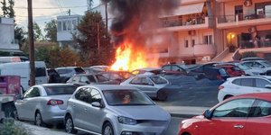Φωτιά σε αυτοκίνητα στη Θεσσαλονίκη 