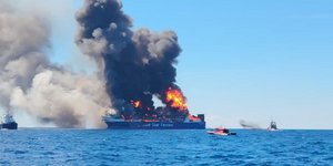 Η φωτιά που ξέσπασε στο πλοίο, ανοιχτά της Μυκόνου