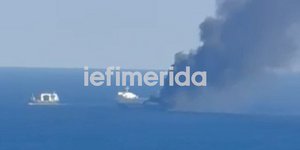 Φωτιά σε πλοίο στη Μύκονο