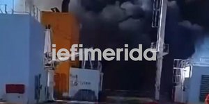 Πυκνοί καπνοί από τη φωτιά σε πλοίο ανοιχτά της Μυκόνου