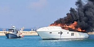 Φωτιά σε θαλαμηγό με σημαία Ιταλίας στην είσοδο του Διαύλου Λευκάδας