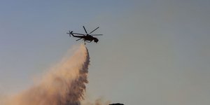 Ελικόπτερο επιχειρεί στη φωτιά