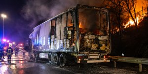 Φορτηγό με μονωτικά υλικά έπιασε φωτιά στην ΠΑΘΕ