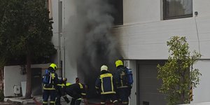 Αναστάτωση στην Ακρόπολη: Φωτιά με εκρήξεις σε υβριδικό όχημα μέσα σε πάρκινγκ