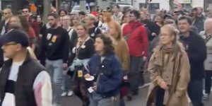 Χιλιάδες πολίτες διαδήλωσαν για τη «Δημοκρατία» παραμονή των κρίσιμων εκλογών στη Σαξονία 