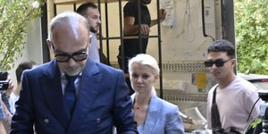 To ζευγάρι των γιατρών καθώς μεταβαίνει στην κλινική