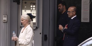 Οι γιατροί από το Κολωνάκι βγαίνουν με χειροπέδες από το Α.Τ. Κυψέλης