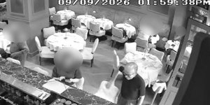 Ο γιατρός στο εστιατόριο, την ώρα που ο Γιώργος Μαζωνάκης ήταν στο ιατρείο