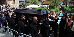 Δάκρυα και χειροκροτήματα στο τελευταίο αντίο στον Γιώργο Μαζωνάκη
