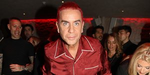 Γιώργος Μαζωνάκης: Με φούστα, φόρεμα και ράσο -10 φορές που τόλμησε όσα κανείς άλλος στη μόδα
