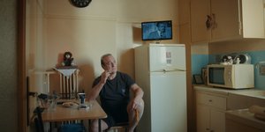 αντρας καπνιζει ψυγειο