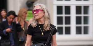 Γκρίζα μαλλιά που κιτρινίζουν; Το λάθος που επισημαίνουν οι κομμωτές