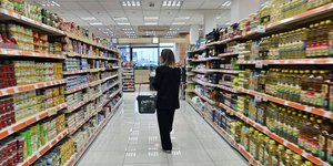 Γυναίκα σε διάδρομο σούπερ μάρκετ