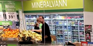 Ο βασιλιάς Χάακον ψωνίζει σε σούπερ μάρκετ