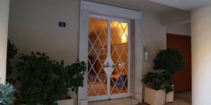 Η είσοδος του κτιρίου όπου στεγάζεται το ιατρείο στο Κολωνάκι