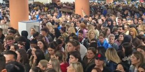 Χιλιάδες κόσμου στην σταθμό του Ηλεκτρικού μετά τη συναυλία της Άννας Βίσση στο ΟΑΚΑ