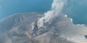 Οκτώ αεροδρόμια έκλεισαν στην Ινδονησία μετά την έκρηξη ηφαιστείου