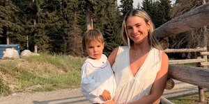 Η influencer Μπρίτζετ Λεβίν με την κόρη της 