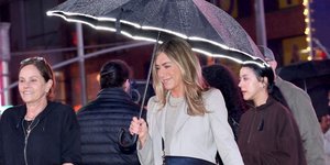 Αντί για τζιν και sneakers: Η Τζένιφερ Άνιστον δείχνει το combo που θα πρωταγωνιστήσει το φθινόπωρο
