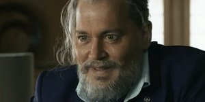 Τζόνι Ντεπ: Η εντυπωσιακή μεταμόρφωσή του με γκρίζα μαλλιά και γαλάζιους φακούς για τη νέα του ταινία