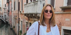 Βίκυ Καγιά: Το κομψό και άνετο look που επέλεξε για το ταξίδι της στη Βενετία