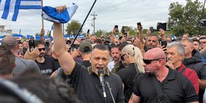 Ο Ηλίας Κασιδιάρης κατά την έξοδό του από τις φυλακές Δομοκού, μετά την ολοκλήρωση της ποινής του
