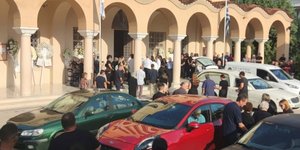 Θρήνος στην κηδεία του αδελφού της Όλγας Φαρμάκη, Μανούσου