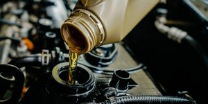 Αλλαγή λαδιών σε κινητήρα αυτοκινήτου 