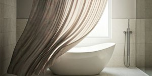 Ξεχάστε το λευκό: Χρησιμοποιήστε αυτόν τον χρωματικό συνδυασμό κουρτίνας μπάνιου για να κάνετε ένα μικρό μπάνιο να φαίνεται μεγαλύτερο