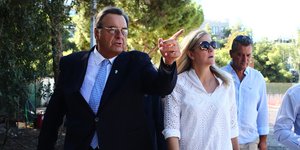 Ο πρόεδρος της ΕΟΕ Ισίδωρος Κούβελος και η πρόεδρος της ΔΟΕ Κίρστι Κόβεντρι στο Ολυμπιακό Κολυμβητήριο της Αθήνας