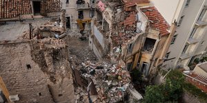 Το κτίριο που κατέρρευσε μετά την έκρηξη στην Πλάκα