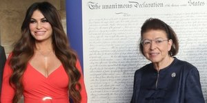 Κίμπερλι Γκίλφοϊλ και Λίνα Μενδώνη στα εγκαίνια της έκθεσης  