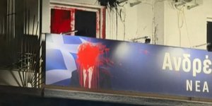 Άγνωστοι πραγματοποίησαν επίθεση με μπογιές στο πολιτικό γραφείο του Ανδρέα Λοβέρδου