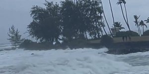 Ο τυφώνας Lowell χτύπησε τις ακτές της Χαβάης