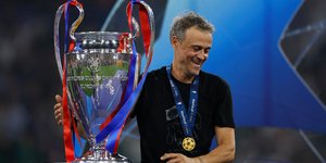 Ο Λουίς Ενρίκε δίπλα στην κούπα του Champions League