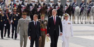 Ο Εμανουέλ Μακρόν με τον βασιλιά Φελίπε