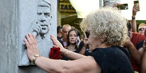 Η Μάγδα Φύσσα μπροστά στο μνημείο του γιου της, Παύλου