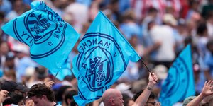 Η σημαία της Μάντσεστερ Σίτι με τους οπαδούς της αγγλικής ομάδας