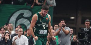 Ο Μαντζούκας πανηγυρίζει καλάθι του απέναντι στη Βιλερμπάν