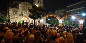 Πλήθος κόσμου στην Αγία Τριάδα