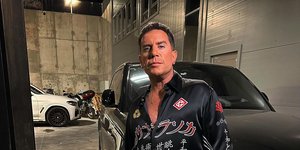 Γιώργος Μαζωνάκης: Η ιστορία πίσω από το «Gucci φόρεμα» που σημάδεψε μια ολόκληρη εποχή