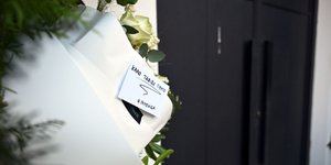  Λουλούδια και σημειώματα έξω από το σπίτι του Γιώργου Μαζωνάκη