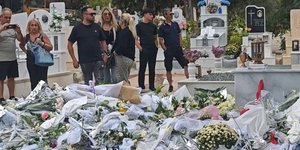 Συνεχίζεται ο αποχαιρετισμός στον Γιώργο Μαζωνάκη -Εκατοντάδες επισκέπτονται το μνήμα του, βουνό τα λουλούδια
